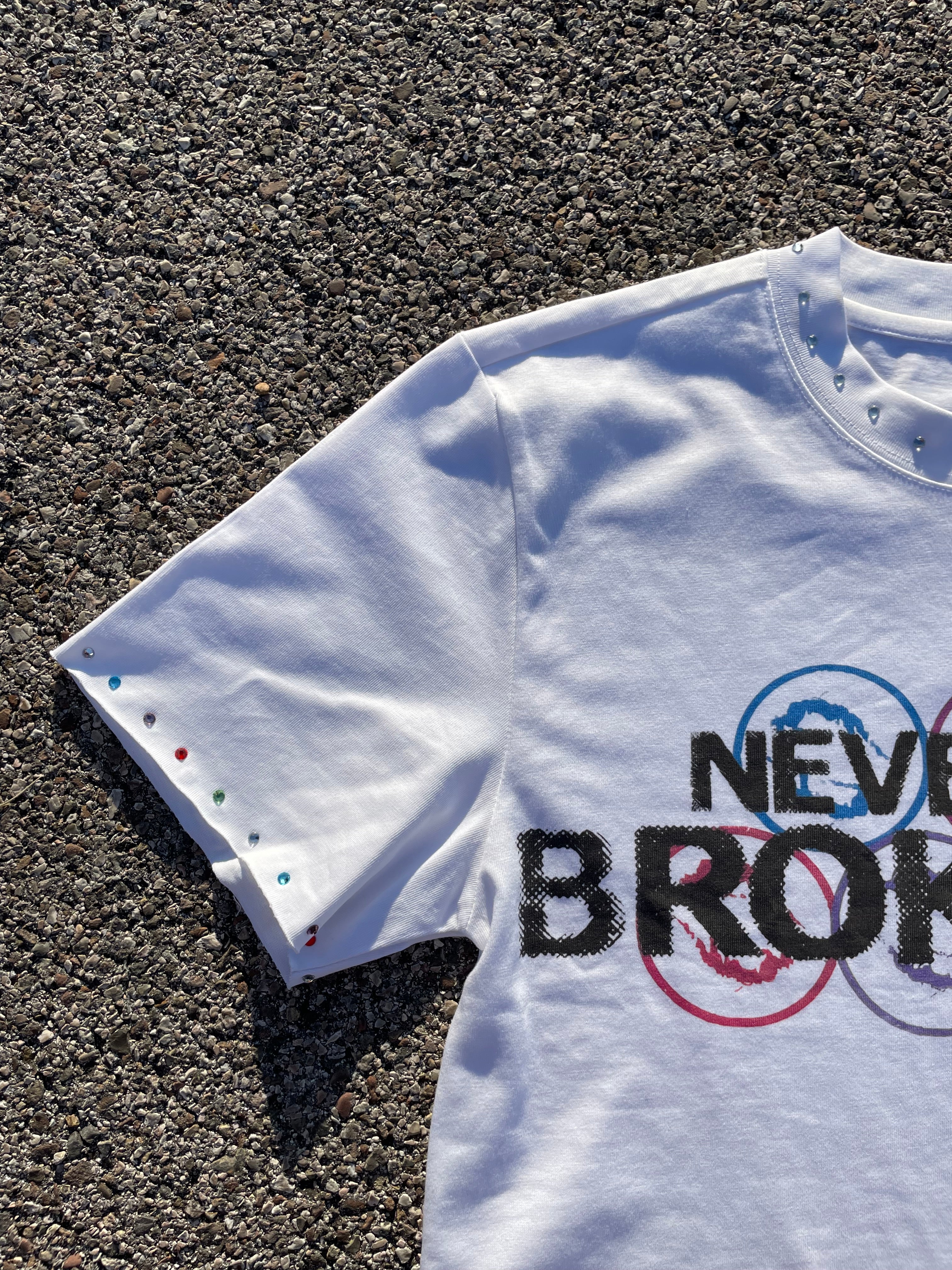 “NEVER BE A BROKEASS” TEE