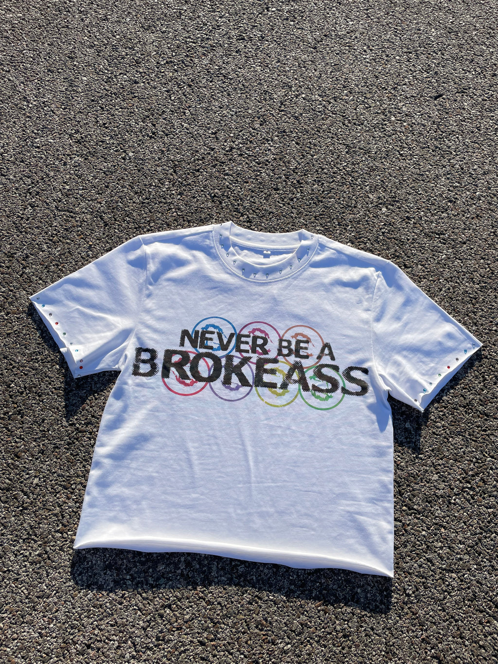 “NEVER BE A BROKEASS” TEE